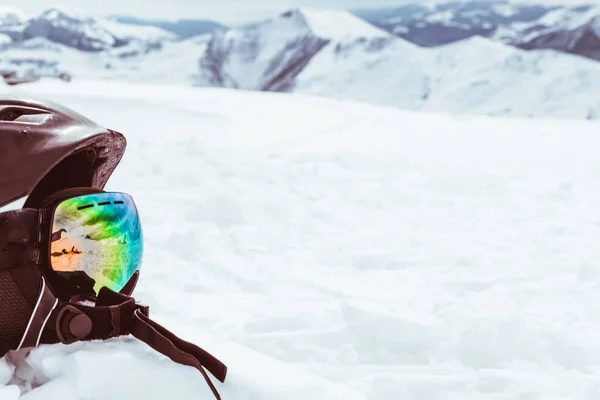 Černá Helma Lyžařskými Brýlemi Sněhu Bílými Zasněženými Horami Krajina Pozadí — Stock fotografie