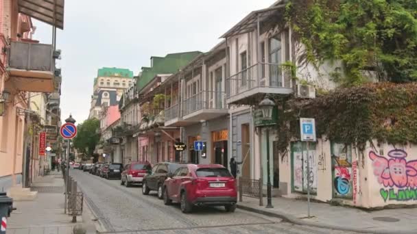 바투미 조지아 2021 거리에 주차하고 건물들을 정적으로 바라봄 — 비디오