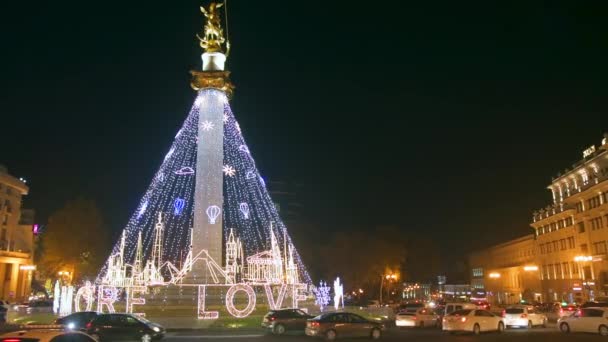 圣诞期间第比利斯自由广场静止不动的景观 夜晚装饰和转盘上的交通 — 图库视频影像