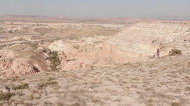 Genç beyaz atlet kadın dağlarda koşmaya başladı.