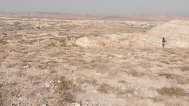 Genç Kafkas atlet kadın dağlarda açık havada koşmaya hazırlanıyor.