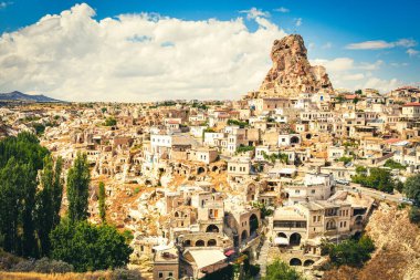 Cappadocia 'daki Ortahisar kalesi, popüler turizm merkezi, dinamik gökyüzü bulutlu, statik zaman çizelgesi