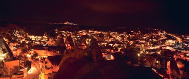 Manzaralı Türk manzaralı güzel bir gece manzarası. Romantik goreme şehri. Kapadokya, Türkiye, Goreme, Uchisar