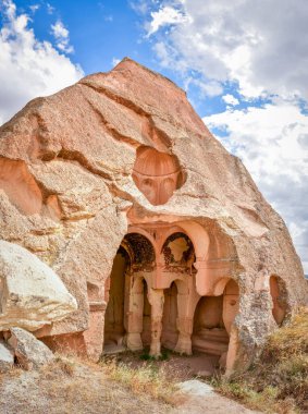 Kapadokya 'daki kilise vadisindeki Sarica manastırı kompleksi