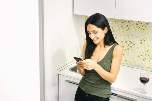 Young Caucasian Woman Holds Smartphone Smiley Face Wine Glass Kitchen — Stock Photo, Image