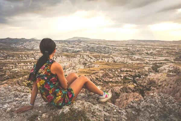 Mulher Turista Vestido Olhando Sobre Vale Vermelho Dramático Com Fundo — Fotografia de Stock