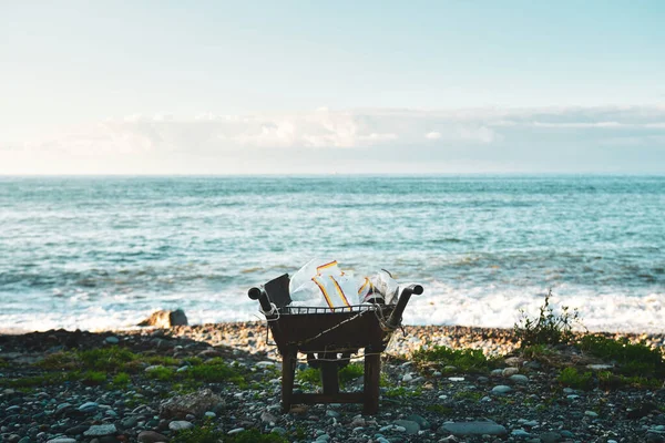 Wheelbarrow Γεμάτο Πλαστικά Απορρίμματα Σταθεί Στην Παραλία Πανόραμα Θάλασσα Έννοια — Φωτογραφία Αρχείου
