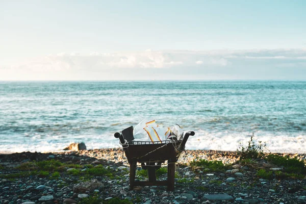 Wheelbarrow Full Plastic Waste Stand Beach Sea Panorama Concept Pollution — Stockfoto