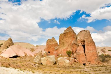 Kapadokya 'daki kilise vadisindeki Sarica manastırı kompleks binaları