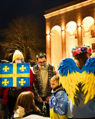 Tiflis, Gürcistan - 1 Mart 2022: Ukrayna 'daki Rusya savaşını protesto eden bir grup genç protestocu. Gürcistan 'da destek hareketi Slava Ukrayna