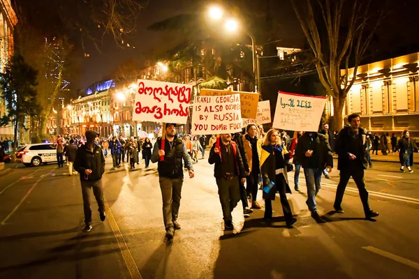 Tbilisi Gruzja Marca 2022 Grupa Protestujących Maszeruje Antyrosyjskimi Plakatami Przeciwko — Zdjęcie stockowe