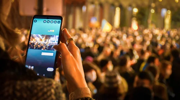 Tiflis, Gürcistan - 1 Mart 2022: Protesto olarak haber güncellemesi yayınlamak için akıllı telefondan temas kurun. Rus ordusu kuvvetleriyle Ukrayna topraklarına girdi. Tiflis sokaklarında halk Ukrayna 'yı desteklemek ve P talebi için Gürcistan' da toplandı