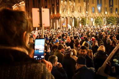 Tiflis, Gürcistan - 1 Mart 2022: Protesto olarak haber güncellemesi yayınlamak için akıllı telefondan temas kurun. Rus ordusu kuvvetleriyle Ukrayna topraklarına girdi. Tiflis sokaklarında halk Ukrayna 'yı desteklemek ve P talebi için Gürcistan' da toplandı