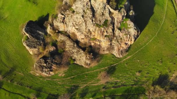 Flyg Ovanifrån Kveshi Fästning Med Gångväg Och Kors Toppen Historiskt — Stockvideo