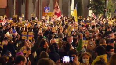 Tiflis, Gürcistan - 1 Mart 2022: Gürcistan 'ın başkenti Tiflis' te Ukrayna 'yı savaşta desteklemek için protesto eden kalabalık. Slava Ukrayna!
