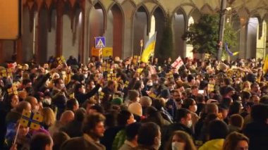 Tiflis, Gürcistan - 1 Mart 2022: Rusya 'nın Ukrayna' ya saldırı ve işgaline karşı yüzlerce insanın Ukrayna halkını desteklediği görüşü