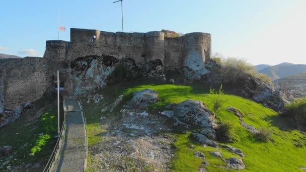 Εναέρια Ανοδική Άποψη Kveshi Φρούριο Μονοπάτι Και Σταυρό Στην Κορυφή — Αρχείο Βίντεο