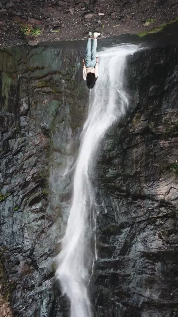 Rückseite Einer Touristin Die Steht Und Zum Gveleti Wasserfall Blickt — Stockvideo