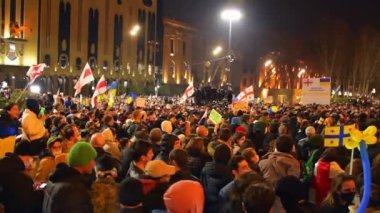 Tiflis, Gürcistan - 1 Mart 2022: bayraklı bir grup protestocu, Vladimir Putin rejimine karşı Ukrayna halkını destekliyor. Ukrayna hareketinin yanında dur.
