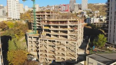 Vinç taşıma bloğu malzemesi ve işçilerin çalıştığı havadan gözetleme manzaralı inşaat alanı. Saburtalo, Tiflis, Gürcistan 'da emlak sahası