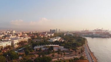 Hava statik görüntüsü ünlü Mersin liman kenti manzarası güneşli yaz günlerinde engin yapı manzarası