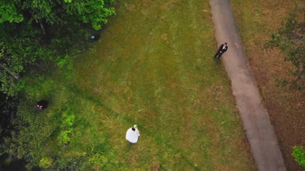 Aerial Top Widok Profesjonalny Samiec Fotograf Fotografowania Przyrodzie Młody Biały — Wideo stockowe