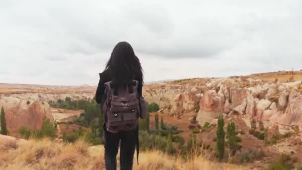 Slow Motion Close Trekker Κορίτσι Γιορτάζει Φτάνοντας Στην Κορυφή Του — Αρχείο Βίντεο