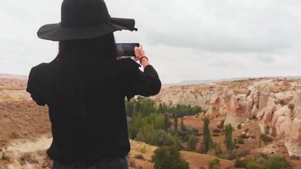 Revealing Back View Caucasien Femme Touriste Tenir Téléphone Intelligent Prenant — Video