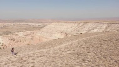 Statik hava manzaralı, genç sporcu kadın doğa manzaralı, doğa manzaralı bir patikaya çıkıyor.