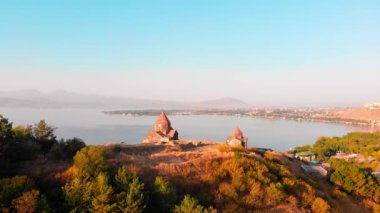 Güneşli bir günde Sevanavank Ermeni Manastırı 'nın havadan yükselen manzarası Sevan Gölü arka planı, Sevan Yarımadası, Ermenistan