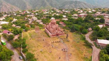 Odzun kilisesinin manzaralı turistler ve köy evleri panorama. Meşhur Ermeni Bazilikası Lori eyaletinde V-VII.