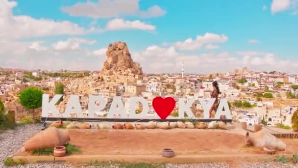 Zpomalení Pohybu Žena Turistické Procházky Cappadocia Názor Nádhernými Víla Komíny — Stock video