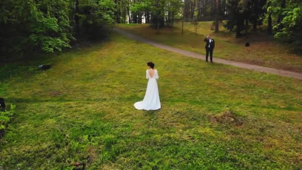 在立陶宛农村 巴尔的斯 在风景秀丽的森林自然中 围绕新娘的空中圈摆出摄影记者的姿势 — 图库视频影像