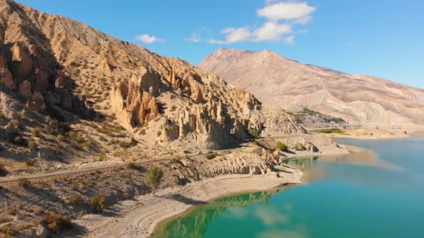 Caminhão Com Vista Estática Com Carros Estrada Montanhas Peru Cênicas — Vídeo de Stock