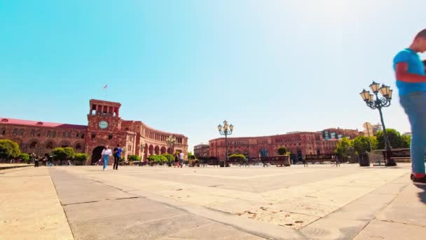 Static Timelape Tourist Walking Republic Square Armenia Capital Yerevan — Vídeos de Stock