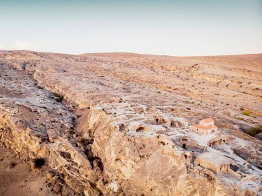 Uplistsiche mağaralarının panoramik manzarası ortası bazilika ve manzaralı kayalık. Boş uzay yolculuğu arkaplanı.