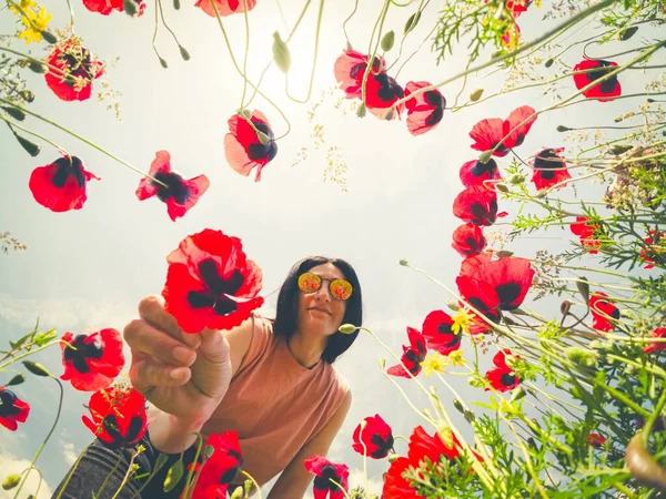 Schöne Mädchen Einem Mohnfeld Geben Blume Niedrigen Winkel Natur Konzept — Stockfoto