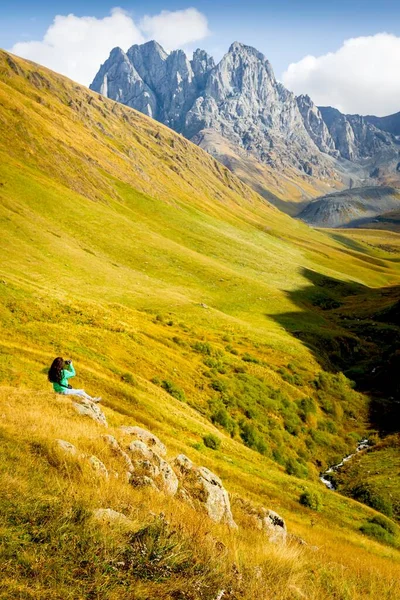 Vertical Panorama Woman Rock Taking Photograph Stunning Caucasian Landscape — Foto de Stock