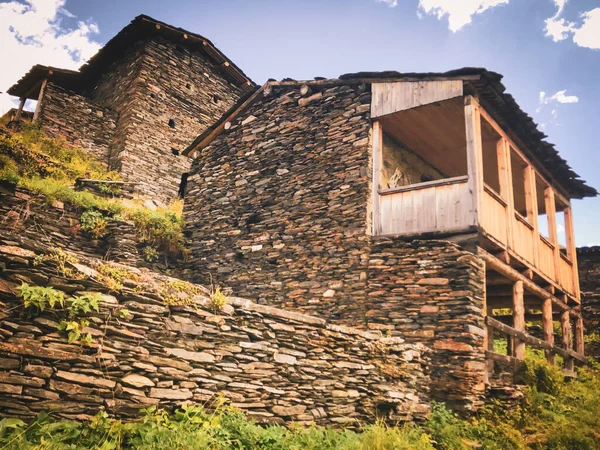 Kvavlo Dartlo köyündeki eski şehir harabeleri. Tusheti Ulusal Parkı