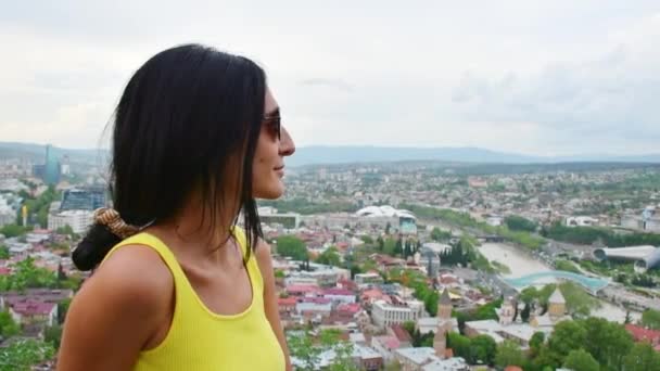 Schwenkblick Junge Kaukasische Frau Stehen Auf Aussichtspunkt Genießen Malerische Tiflis — Stockvideo
