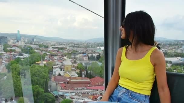 Pandangan Statis Wanita Muda Kaukasia Wisatawan Melihat Melalui Jendela Kota — Stok Video