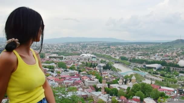 Mujer Joven Caucásica Turista Mira Través Ventana Ciudad Vieja Forma — Vídeos de Stock