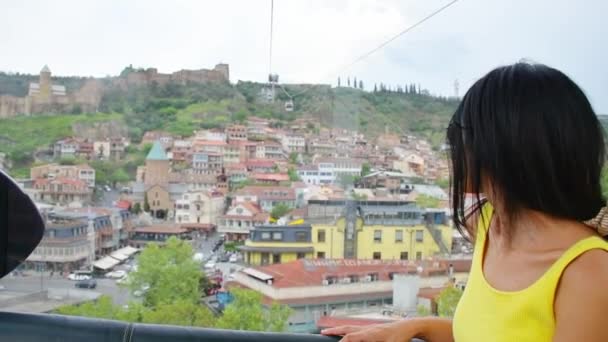 Junge Kaukasische Touristin Blickt Durch Das Fenster Die Altstadt Tiflis — Stockvideo