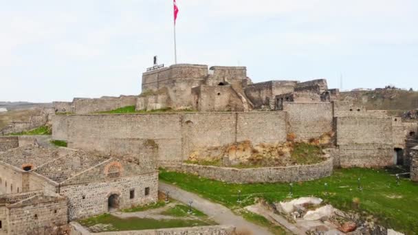 Aerial Side Ascending View Historical Famous Kars Castle Meadow Hill — Stockvideo