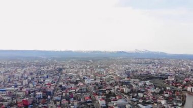 Gökyüzü manzaralı Kars şehri panorama binaları, binalar ve dağ arkası. Kars 'ta seyahat tatili