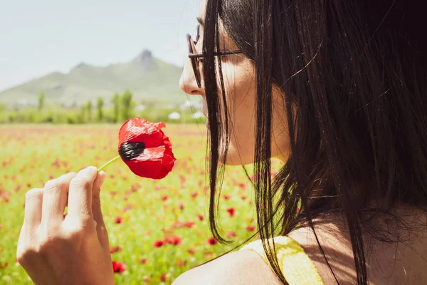 Meisje geur bloem — Stockfoto