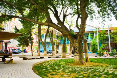 Tiflis, Gürcistan - 15 Nisan 2021: Eski ünlü mimari dış mekan, Gürcistan 'ın eski kent ve şehir merkezinde Gudiashvili meydanı.