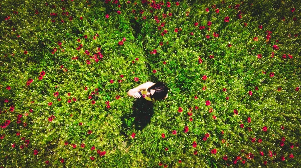 Havadan Tepeden Aşağı Genç Beyaz Kadın Ilkbaharın Tadını Çıkar Yeşil — Stok fotoğraf