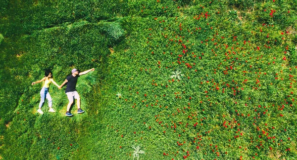 Gelukkig Paar Samen Verliefd Geïsoleerd Liggend Groen Natuurgebied Zomerdag Top — Stockfoto