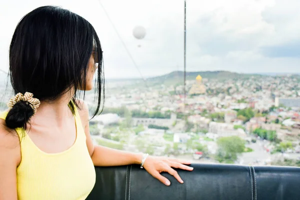 Jovem Caucasiana Mulher Turista Olhar Através Janela Para Centro Cidade — Fotografia de Stock